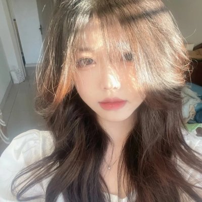 别惹那个抱玩偶的，她打架贼凶